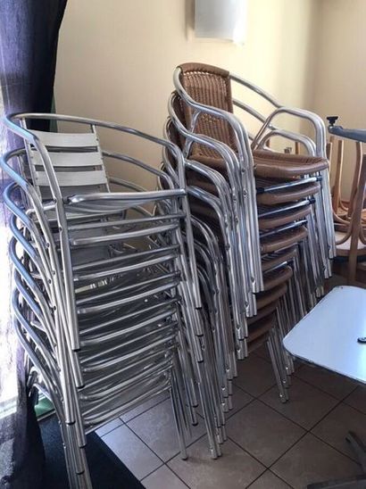 null 5 tables en inox

10 chaises tressées

8 chaises aluminium

1 panneau lumineux...