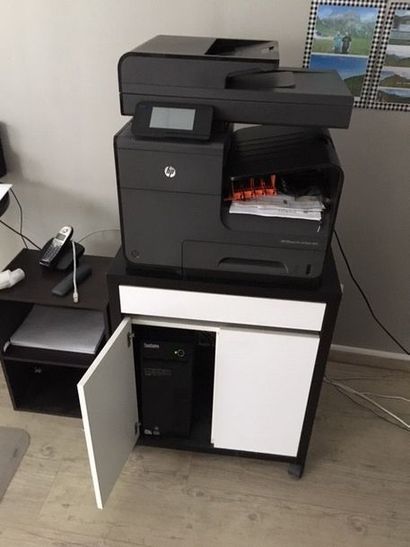 null 1 imprimante HP 476

1 unité centrale THINKCENTRE

1 écran plat PHILIPS

1 meuble...