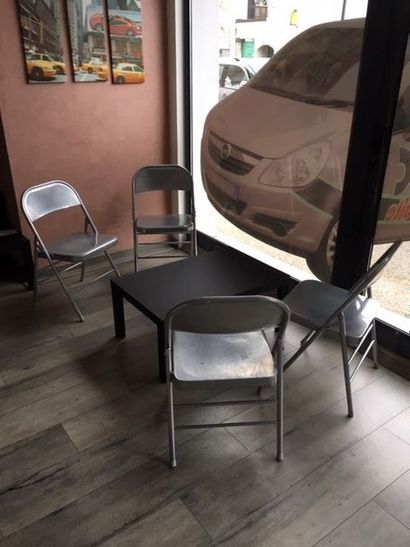 null sur désignation :
1 bureau avec retour 2 chaises 1étagère 1 meuble bas
4 chaises...