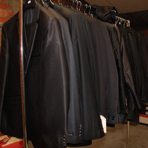 Null 27 Costumes noirs des marques BARBERINI et ROBERT VINCENTO taille 46 à 56