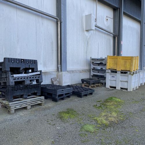 Null Set of plastic bins and pallets, with about 10m of rubber dock bumpers