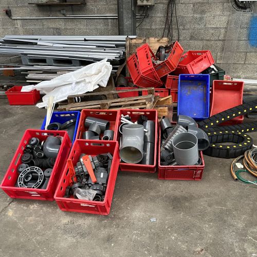 Null Miscellaneous lot: PVC fittings, plastic boxes, aluminum and scrap metal lo&hellip;