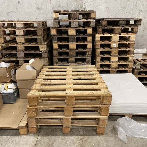 Null Set of about 30 wooden pallets