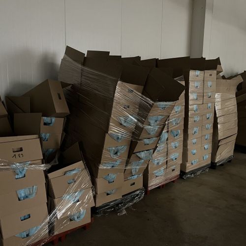 Null 1 set of pallets of different sized mounted cartons