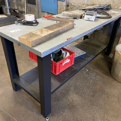 Null Workbench 75 x 200 x 85 and its contents