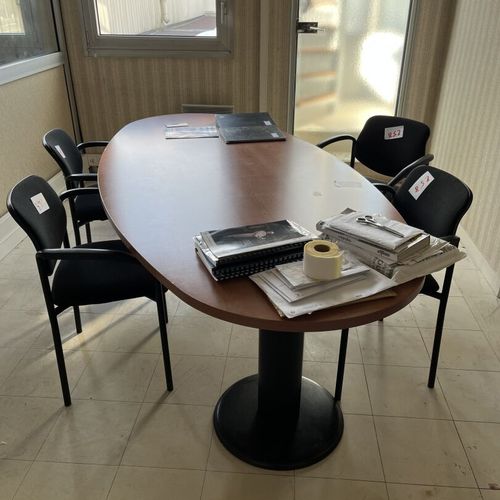 Null Table de réunion ovale en stratifié, on y joint 4 fauteuils en tissu noir, &hellip;
