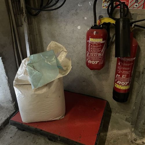 Null Plastic pallet, 2 ROT fire extinguishers of 2020 are attached
