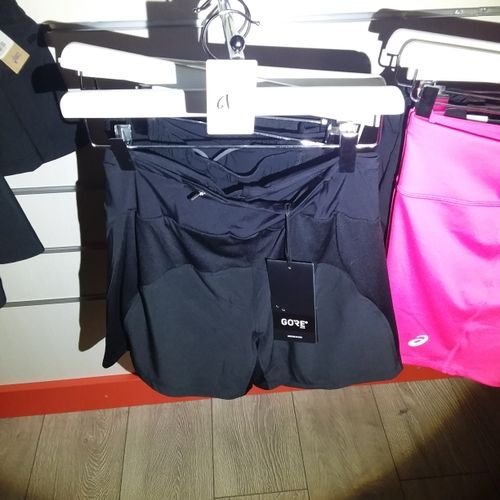 Null 3 shorts taillé s
1 jupe short taille s