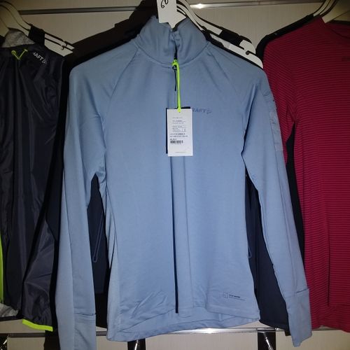 Null 3 vestesde sport taille S
2 débardeurs taille M