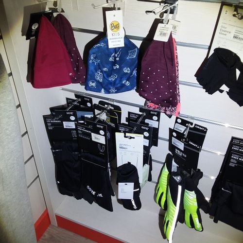 Null lot comprenant bonnets, gants, surchaussettes et divers