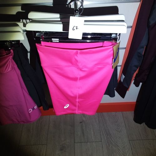 Null 3 shorts taillé L
1 jupe short taille L