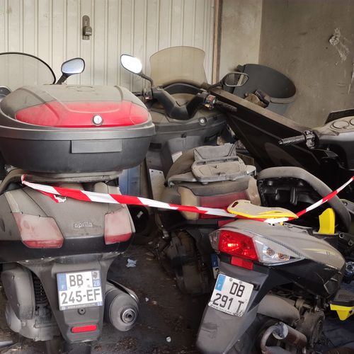 Null Ensemble de trois scooters 

Dont un aprilia

sans cle et en l'etat