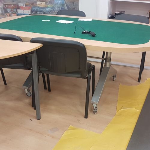 Null 
Grande table à jeu ovale, piétement métallique sur roulettes.

Les photogr&hellip;