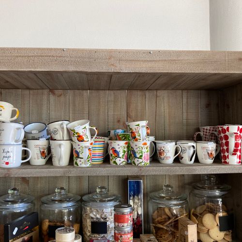 Null 
Stock de vaisselle comprenant : théières, mugs et divers.

Les photographi&hellip;