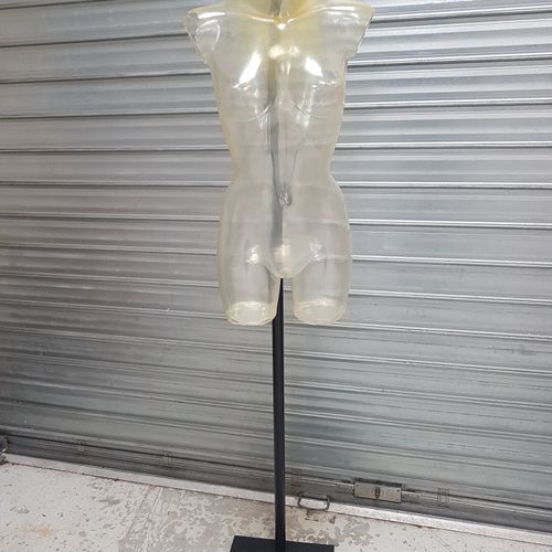 Null 
Mannequins femme en pied (plastique) et mannequin suspendu en plastique tr&hellip;