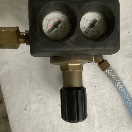 Un détendeur de pression avec tuyau