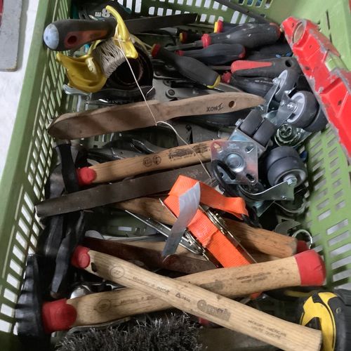 Lot d’outils à main divers, marteaux , pinces, tournevis, mètre ruban, niveau à &hellip;