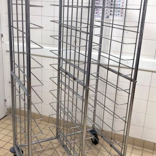 Null 24-LEVEL CHROME STEEL TRAY CART ON 4 DIRECTIONAL CASTORS. 168 X 93 X 60 CM.&hellip;