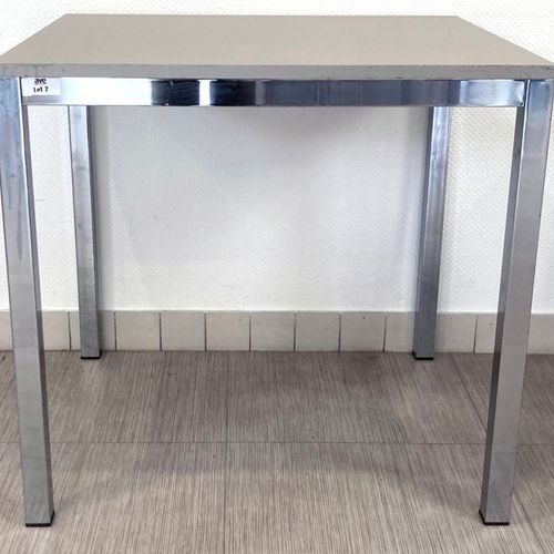 Null TABLE WITH RECTANGULAR TOP IN GREY LAMINATED WOOD, RESTING ON A CHROME STEE&hellip;