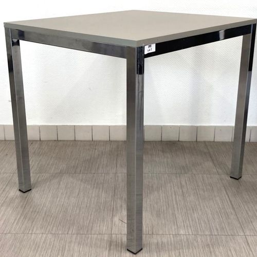 Null TABLE WITH RECTANGULAR TOP IN GREY LAMINATED WOOD, RESTING ON A CHROME STEE&hellip;