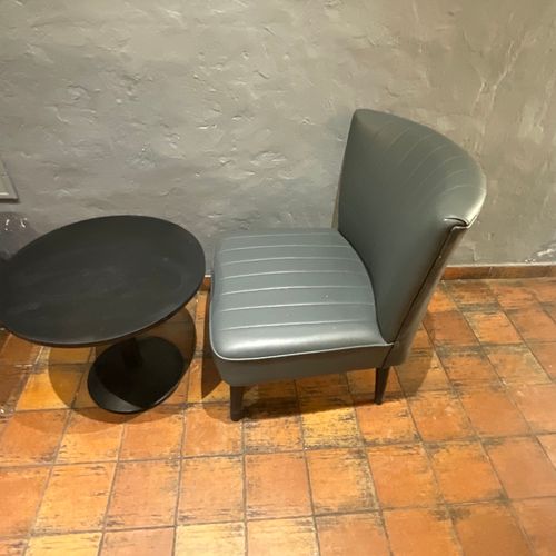 Null Deux paires de fauteuils cuir synthétique gris et deux tables basses