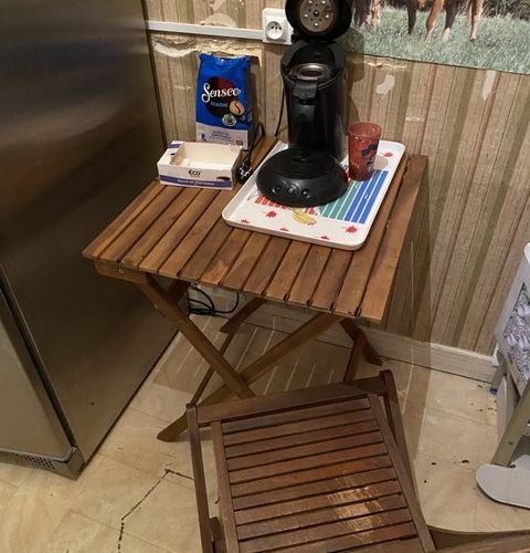 Mise à prix 20 € 
1 Table de jardin + 1 chaise en bois exotique + 1 cafetière