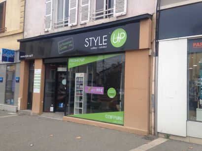 SUR DESIGNATION AU 15 PLACE JULES FERRY 69006 LYON VENTE AUX ENCHERES PUBLIQUES D’UN FONDS DE COMMERCE DE SALON DE COIFFURE HOMME ET FEMME VENTE DE PRODUITS CAPILLAIRES ET ACCESSOIRES SIS 4 PLACE CARNOT 69700 GIVORS