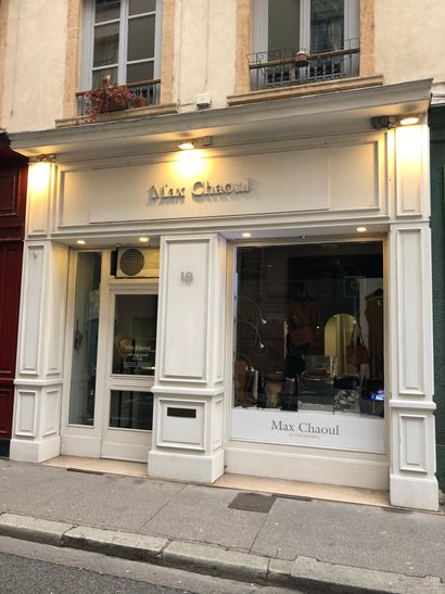 VENTE AUX ENCHERES PUBLIQUES  D’UN FONDS DE COMMERCE DE VENTE D’ACCESSOIRES DE MODE, D’ARTICLES, DE MAROQUINERIE, DE VETEMENTS ET DE CHAUSSURES SITUE 10 RUE AUGUSTE COMTE 69002 LYON