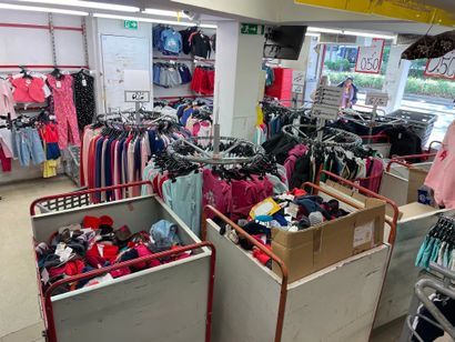 Men's and children's clothing and footwear stock, approx. 22,000 items