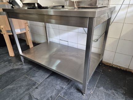 1 table en inox + étagère basse (120 cm) (O ). Vente sur photos - visite le vendredi 23/10/26 de 14h00 à 17h00 sur site
