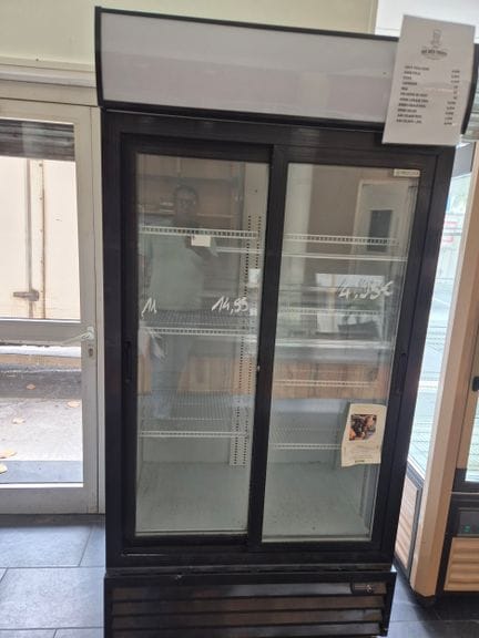 1 armoire à boissons, 2 portes coulissantes vitrées PRO COOL (B). Vente sur photos - visite le vendredi 23/10/26 de 14h0
