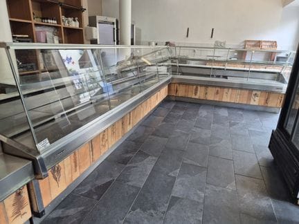 1 ensemble de vitrines en L froid positif NEVORET 284-432 (moteur déclaré changé en 2020) + meuble de caisse plateau gra