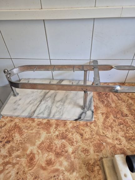 1 guillotine (N). Vente sur photos - visite le vendredi 23/10/26 de 14h00 à 17h00 sur site au 84 rue Alexis de Villeneuv