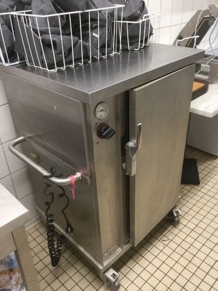 Un chariot thermique de cuisson