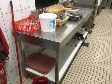 Une table de travail inox 200/ 70