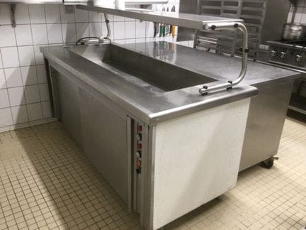 Un bain-marie deux portes, normé pour six bacs gastro, 180 / 70