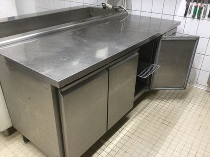 Un tour réfrigéré trois portes