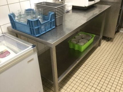 Une table inox deux niveaux 150/ 70