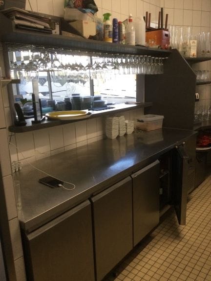 Un ensemble de verres environ 85 verres à pied, 50 carafes et 200 verres environ