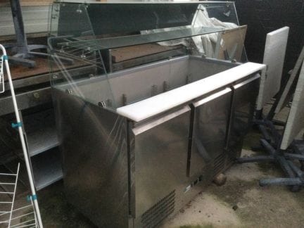 Deux présentoirs inox avec vitrine pour bac gastro réfrigéré,