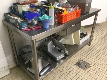 Une table inox deux niveaux 150/70