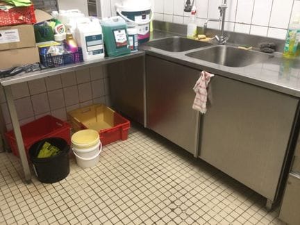 Une plonge inox deux bacs, table de retour inox et flexible