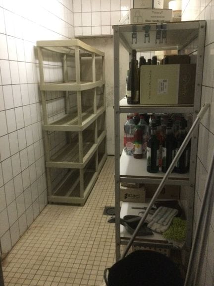 Une étagère pvc et une étagère alu