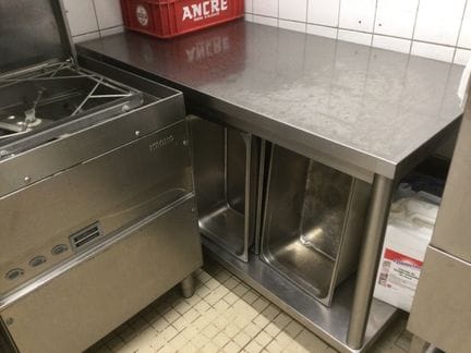 Une table inox deux niveaux avec bac gastros 140/70