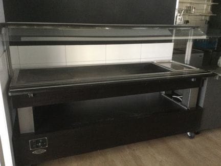 Un buffet chaud Roller grill