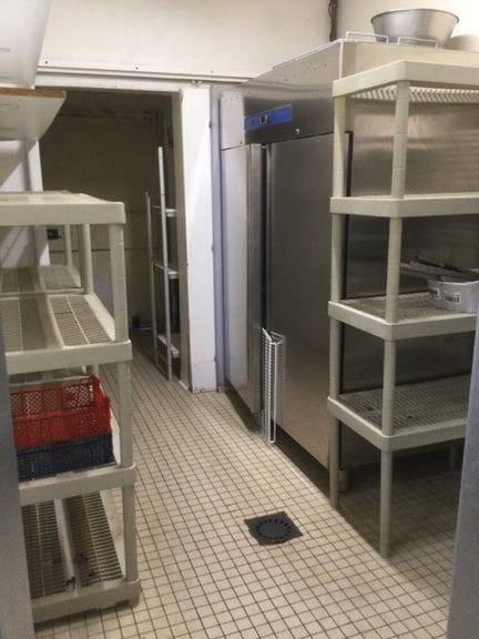 Trois étagères pvc et une étagère aluminium
