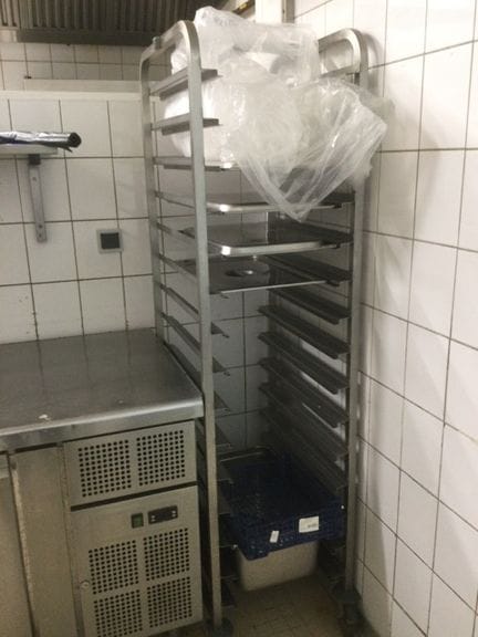 Une échelle roulante inox 15 niveaux