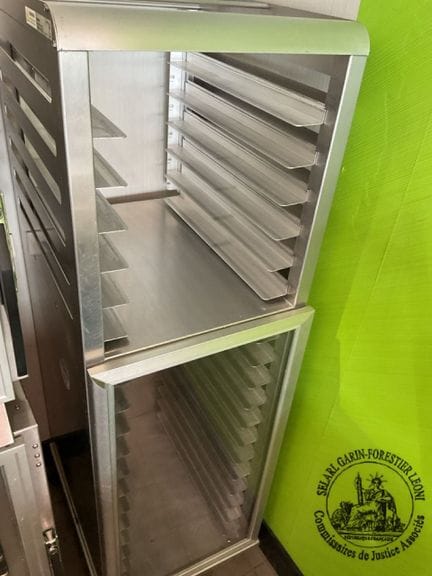 Une armoire à pain