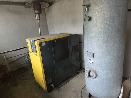 Un compresseur de marque KAESER SK22T avec cuve