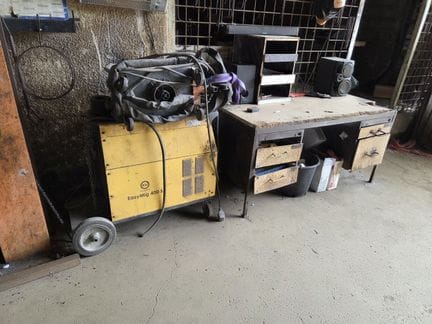 Un poste à souder de marque EASYMIG 400S en état d'usage avancé